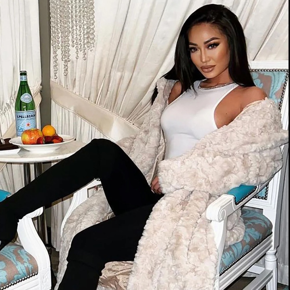 đź’•Luxurious Faux Fur Coat đź’• - Picture 2 of 7